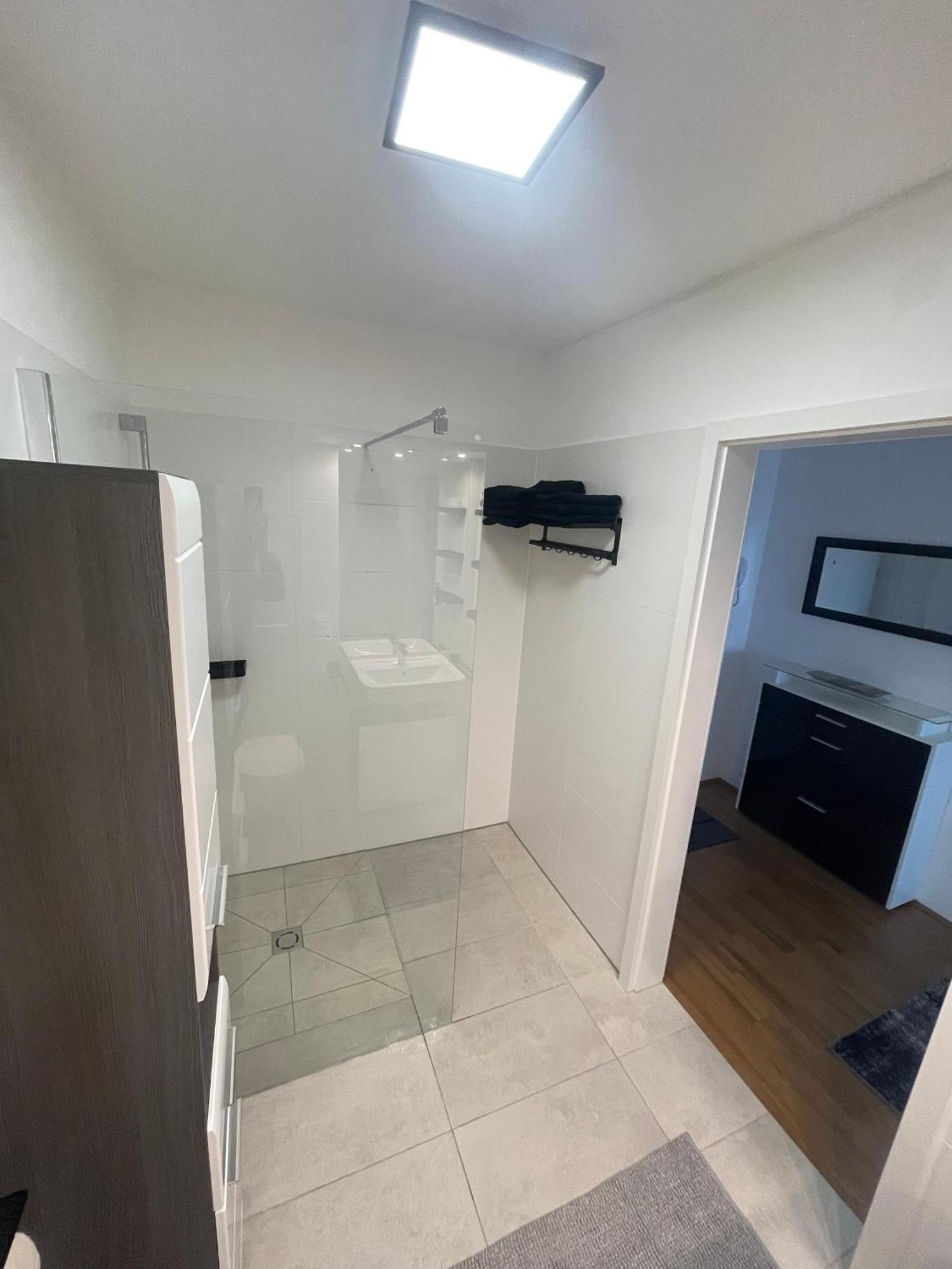 Luxusapartment Mit 40 Qm Terrasse, E-Parkplatz Und Parkplatz Graz Exterior foto