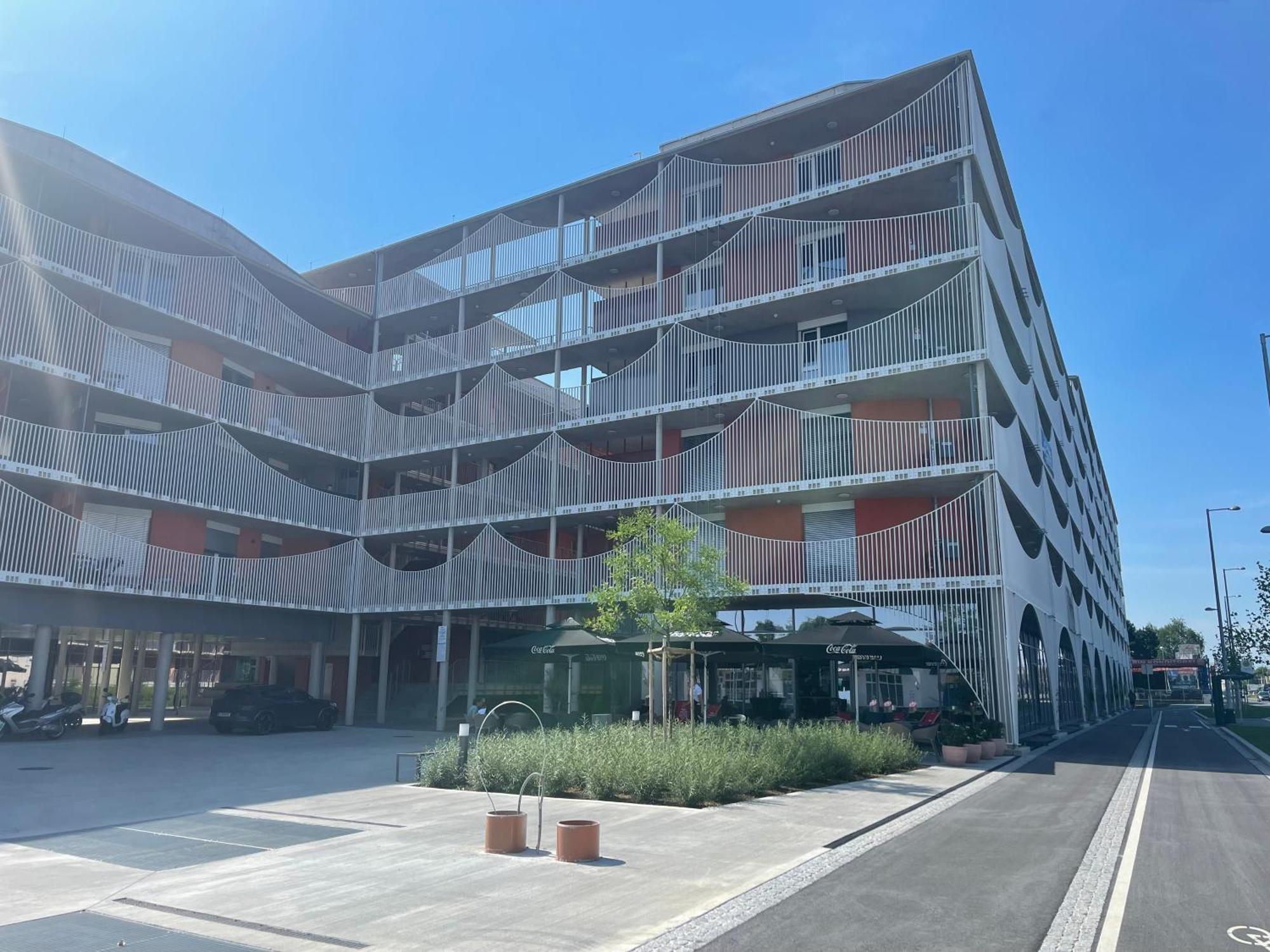 Luxusapartment Mit 40 Qm Terrasse, E-Parkplatz Und Parkplatz Graz Exterior foto